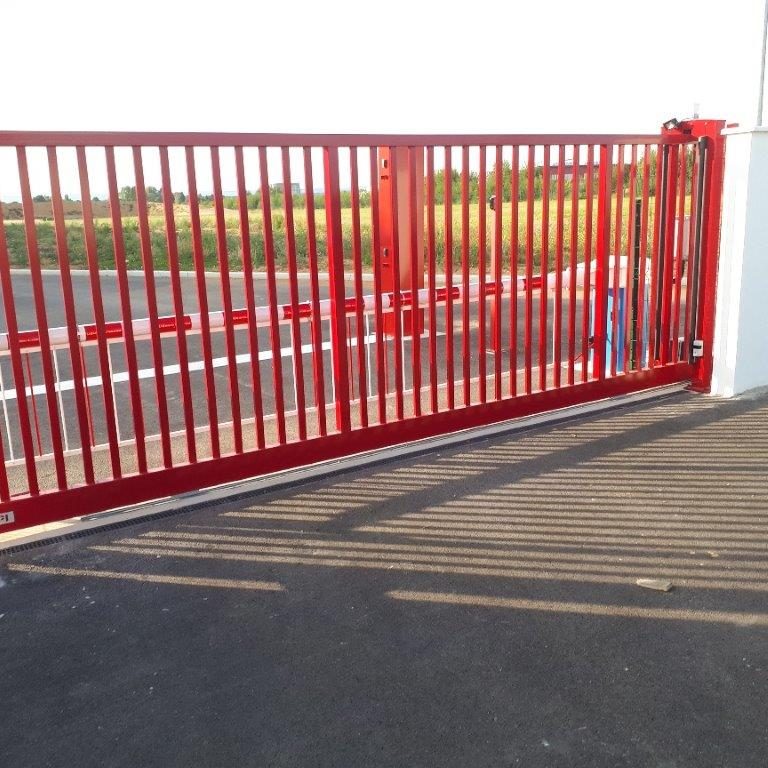 barrière levante largeur 6m avec herse alu pour le contrôle d'accès de jour ( ouverture par lecteur de badge )