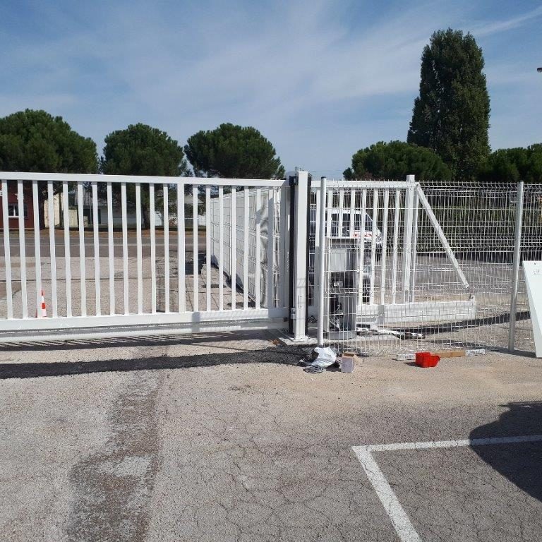 chantier banlieue dijonnaise avec 2 portails autoportants largeur 10 m hauteur 2000 mm