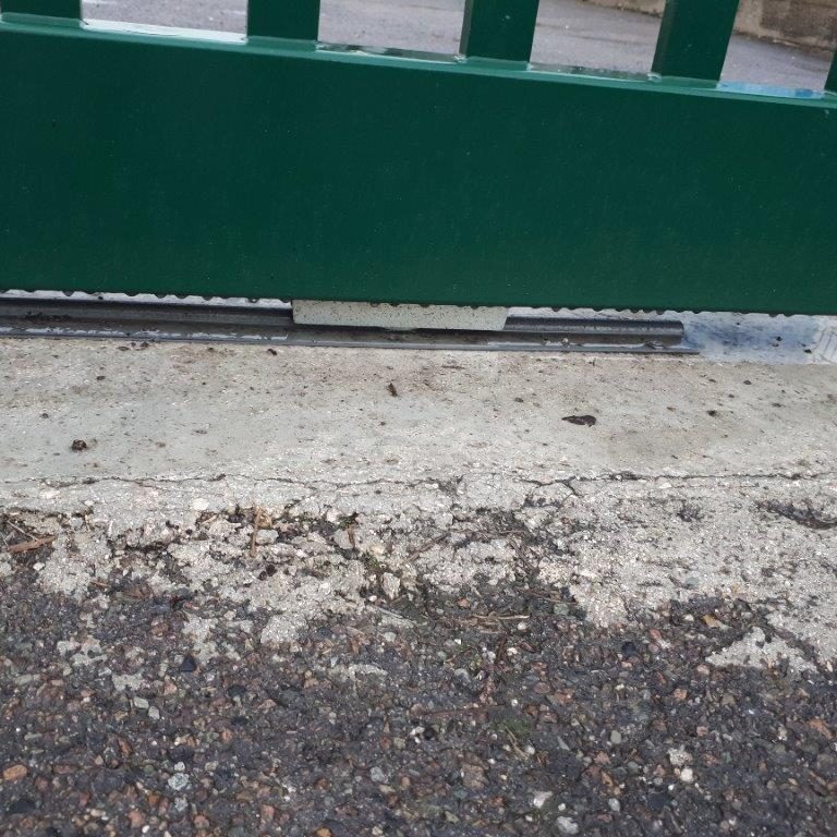 portail coulissant industriel , rail au sol vissé sur réservation béton