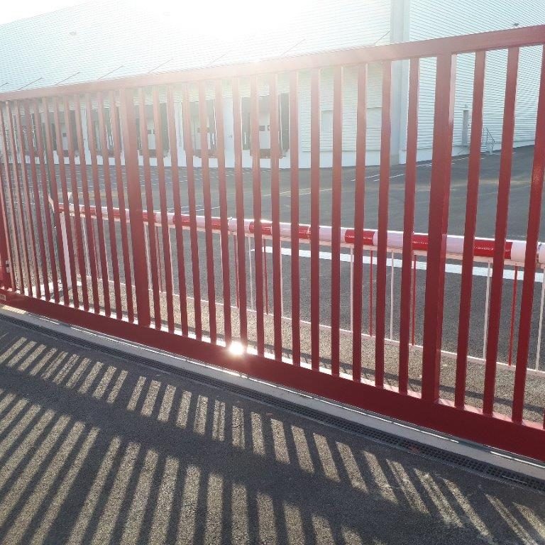 portail et barrière sécurisant l'accès à un site logistique classé seveso