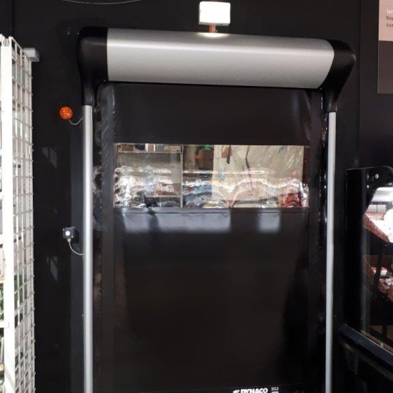 porte souple entre réserves et surface de vente en GMS capotage matériaux composite