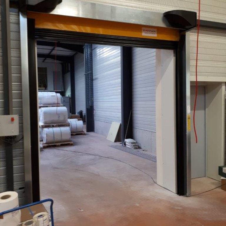 porte souple rapide installée dans une imprimerie pour protection courants d'air machine sensible ( rubrique porte souple )
