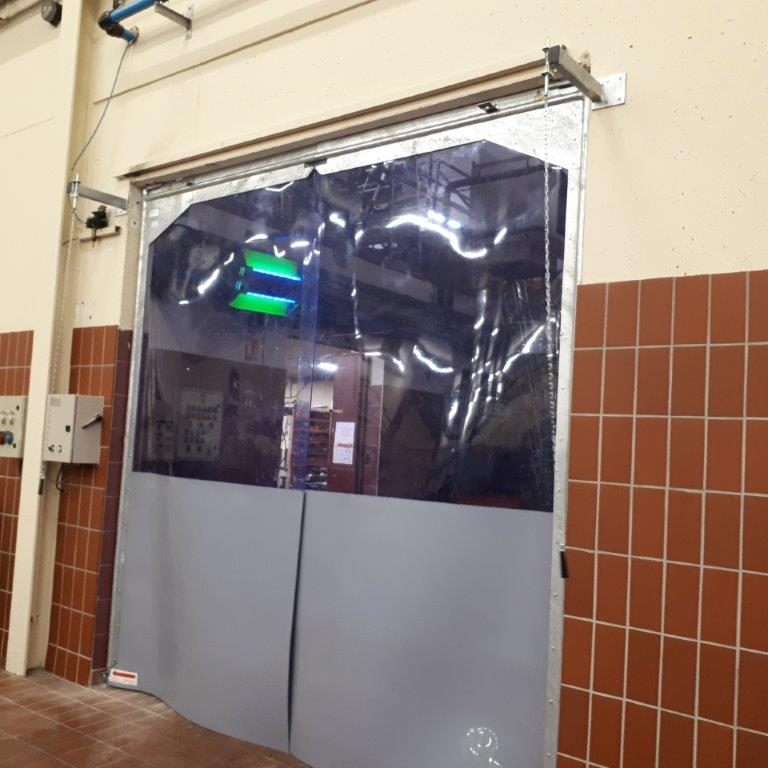 porte souple à vantaux avec système de blocage en position ouverte (accès cuverie vinicole )