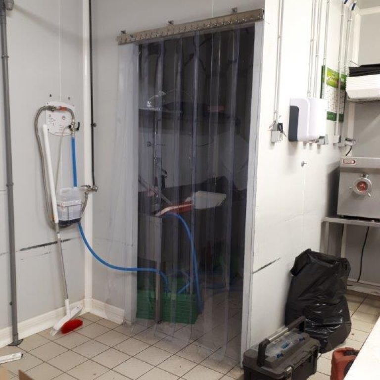 porte à lanières dans labo boucherie grande distribution (portes souples )