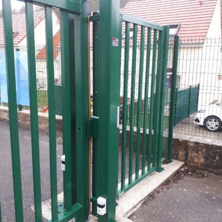 portillon adjacent au portail sur contrôle d'accès