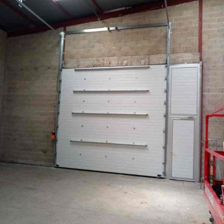 vue intérieure porte sectionnelle avec portillon adjacent